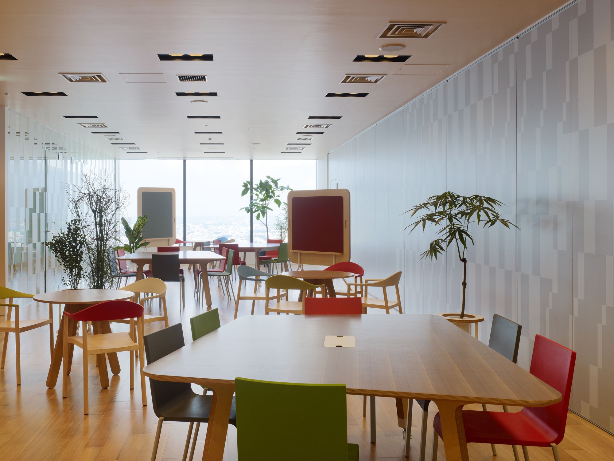 的美观度,使用过程中的舒适度等等,因为在办公过程中有些部门或者员工