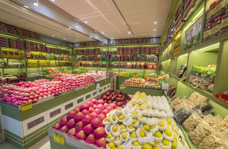 整体规划布局,水果店装修要明快简洁,以绿色等清爽的颜色为主.